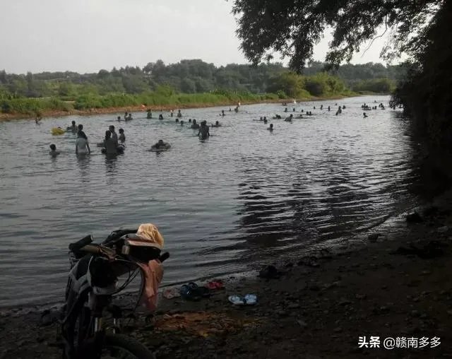 为什么有些溺水死亡的人被人拉上来胳膊和腿都是卷曲着的？