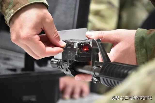 演习时用的空包弹，中弹后为什么会冒烟？