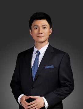 《军情解码》主持人个人背景是什么？