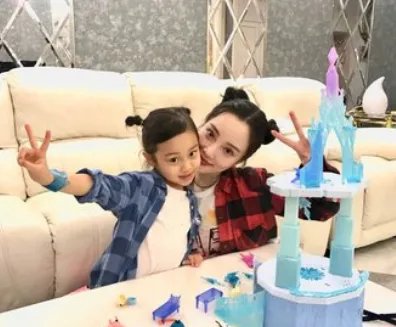 贾乃亮晒合照祝甜馨生日快乐,李小璐对此有何回应?