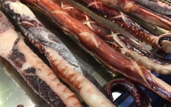 渔民出海捕捞鱿鱼惨遭爆船，接下来发生什么让人意外？