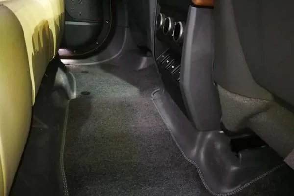 售价超200万的路虎揽胜还有最奶爸的路虎卫士,谁才是你的菜？