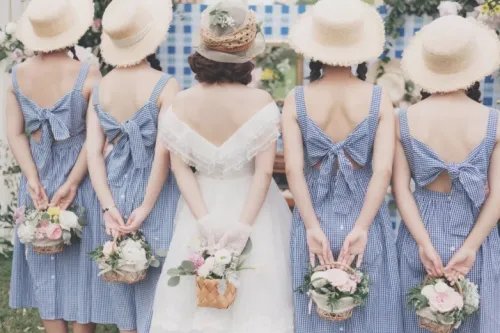 伴娘和谁坐一个车 伴郎伴娘坐车的讲究