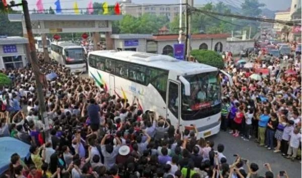 一高中生上课玩手机被退学，此举措是否合理呢？