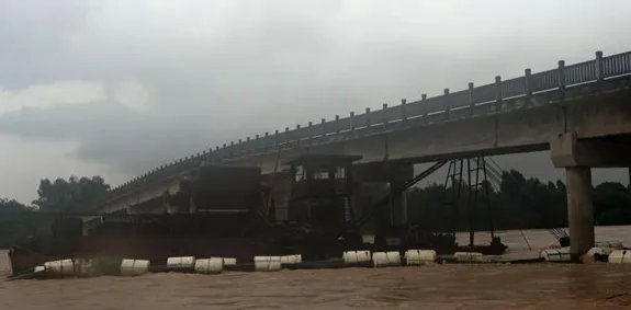 广西北海抽沙船失控撞桥是真的吗？