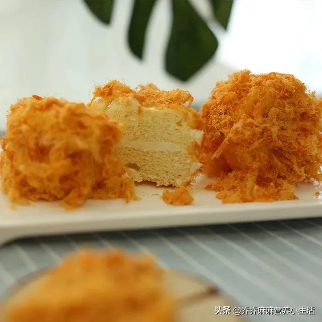 外面有一层薄皮、里面有夹心，然后两边还有肉松的一种面包，是什么面包呢？怎么做比较好吃，特别想吃？