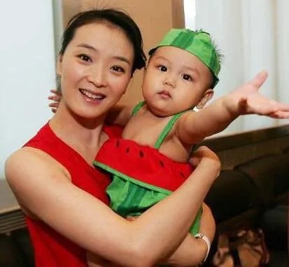 王艳老公儿子照片曝光 揭秘阔太奢华婚后生活