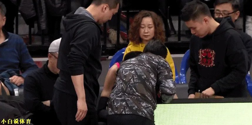 对阵广厦一战，致韩德君受伤的扣篮是右手扣的，为什么却左手受伤？当时什么情况？