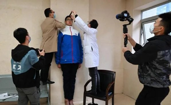 四川14岁男孩高221厘米是怎么回事 14岁男孩高221厘米是巨人症吗