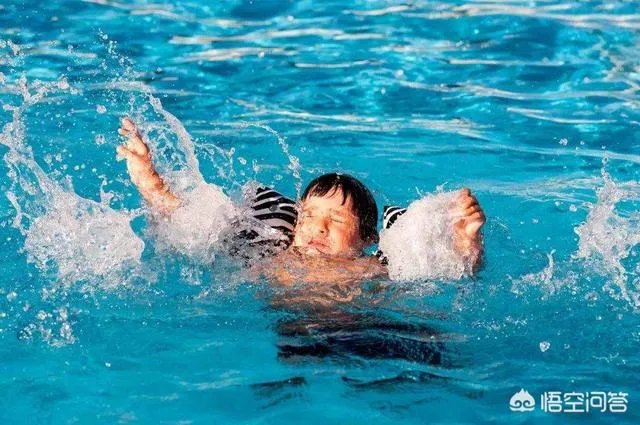 为什么有些溺水死亡的人被人拉上来胳膊和腿都是卷曲着的？