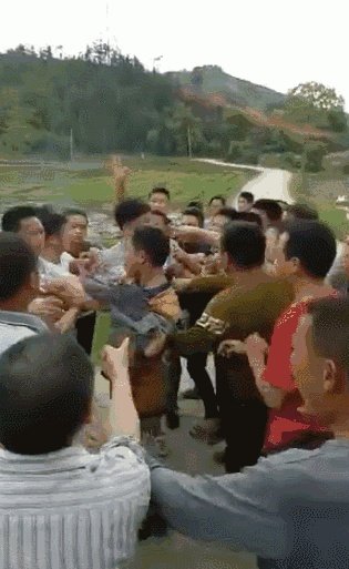 最近桂林跟团,导游发飙强制游客一小时消费2万,大家怎么看?