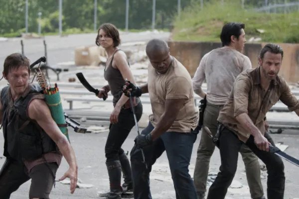 行尸走肉第三季第九集里的那个女的是咋回事!!!