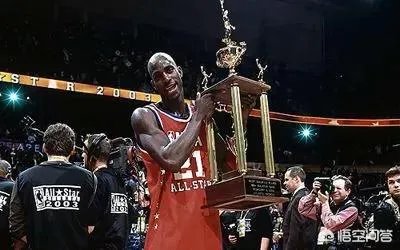 乔丹的全明星告别赛上,科比罚球时为什么全场观众狂嘘科比?