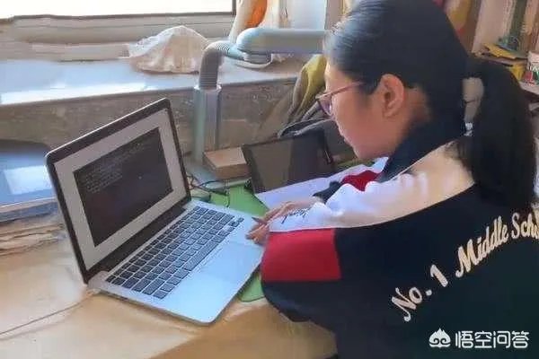 河北一高中在线教育,要求学生穿校服,做早操,与平是在学校规则制度相同,各位怎么看?