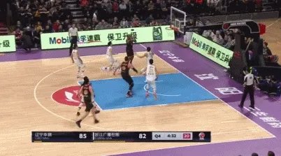 对阵广厦一战，致韩德君受伤的扣篮是右手扣的，为什么却左手受伤？当时什么情况？