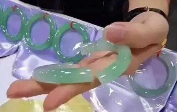 女子摔断30万玉镯后，该不该赔偿