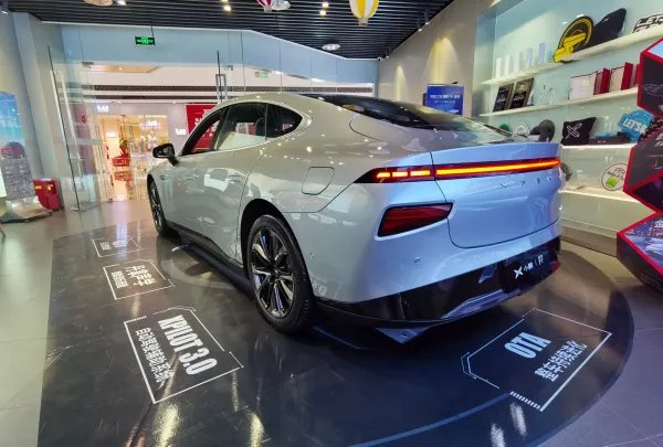 小鹏车主开辅助驾驶出车祸，车企：全力配合调查，操作问题还是汽车问题？