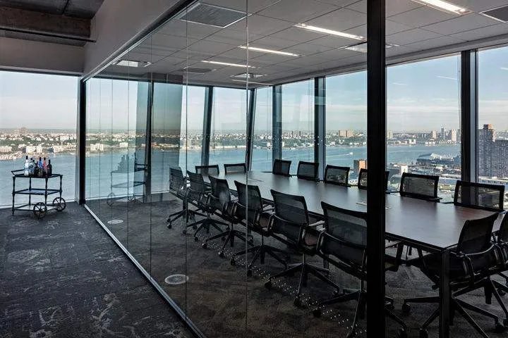 办公桌屏风隔断常见尺寸 如何选购办公桌屏风隔断