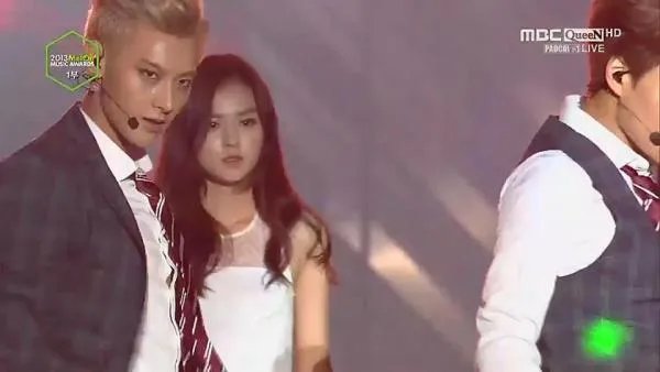 EXO咆哮现场版有个女的参与是哪一次