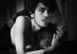 谁有黑白色抽烟颓废男头像 像这样的