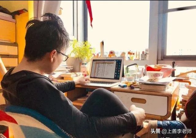 河北一高中在线教育,要求学生穿校服,做早操,与平是在学校规则制度相同,各位怎么看?