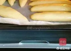 外面有一层薄皮、里面有夹心，然后两边还有肉松的一种面包，是什么面包呢？怎么做比较好吃，特别想吃？