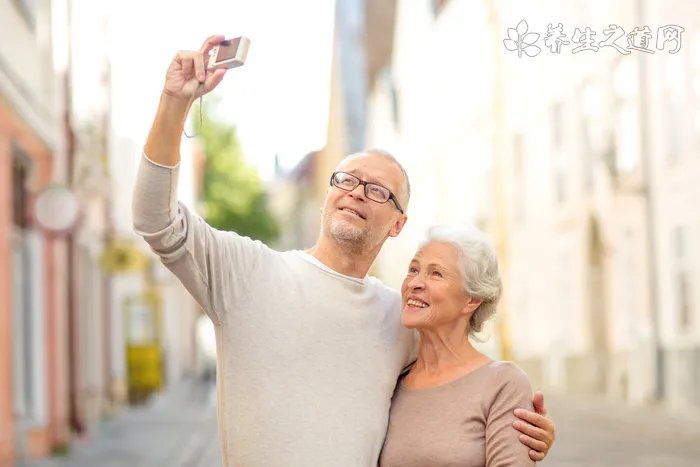 4个简单美背动作教你如何瘦背