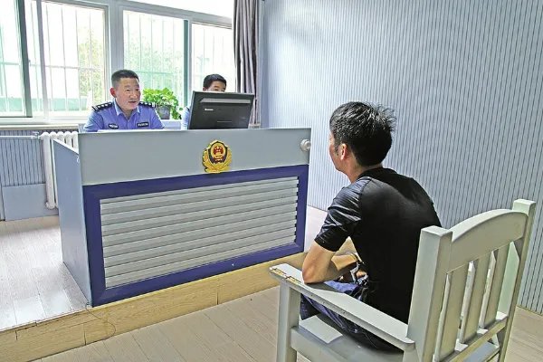 女生被杀案，嫌犯父亲是司法局干部，这件事他是否知情？