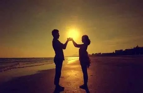 窦骁何超莲反手抱秀恩爱，你平常都是以什么方式秀恩爱的？