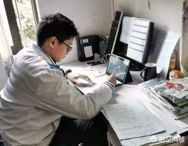 河北一高中在线教育,要求学生穿校服,做早操,与平是在学校规则制度相同,各位怎么看?