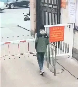 王宝强和女友牵手现身 伊织萌学会说中文的动态图