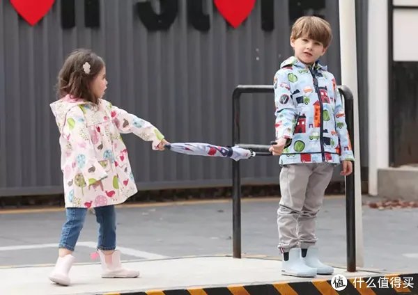 好物测评 篇八十：看完这篇7款雨衣评测，让宝宝不再参加“雨天尬衣秀”！