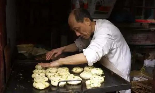 求教上海朋友“阿大葱油饼”究竟如何？