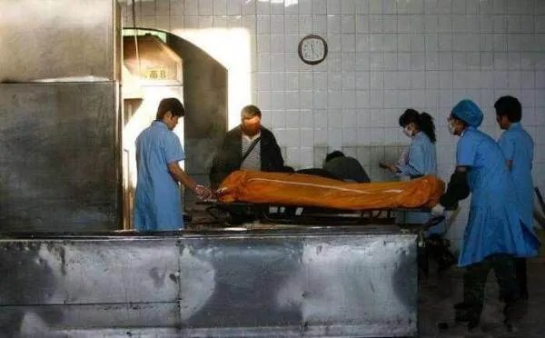 火葬场的暗箱操作: 尸体不是直接火化, 而是偷偷放起来y