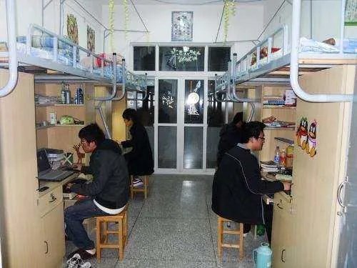 室友每天和男友打电话到晚上12点多影响到休息了，怎么办？