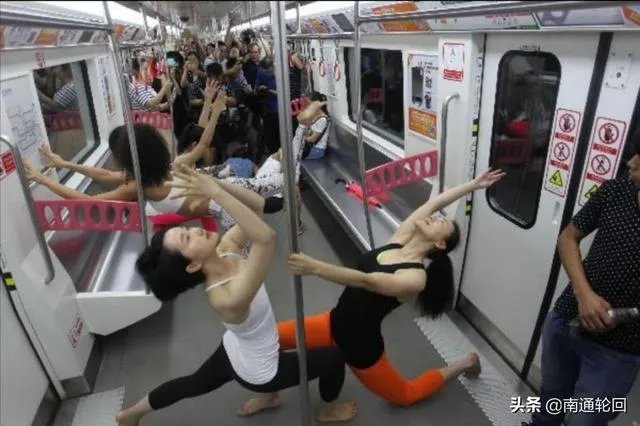 妙龄女子为博眼球地铁内摘口罩劈叉,你怎么看?