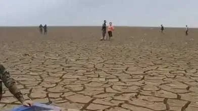 鄱阳湖水位下降导致鱼搁浅,村民捡鱼,捡鱼行为是否存在安全隐患?