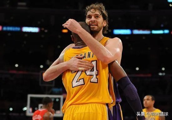 加索尔到瓦妮莎家做客，陪伴科比三女儿，仨女儿都很开心，你咋看？