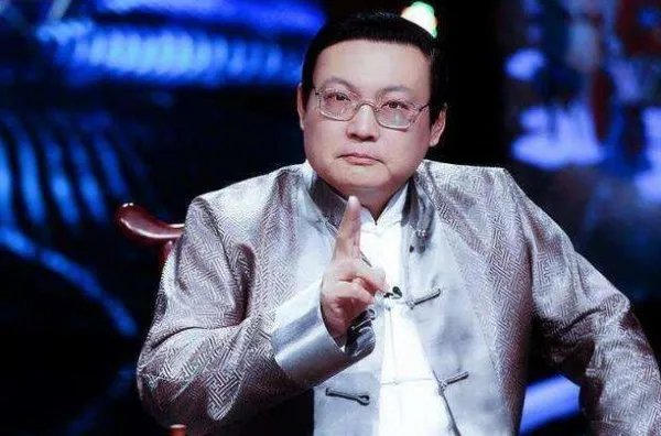 被停播的《老梁观世界》令人惋惜，它停播的原因在哪里？