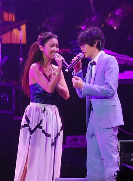 方大同薛凯琪快乐大本营同台 女方 发型甜美时尚