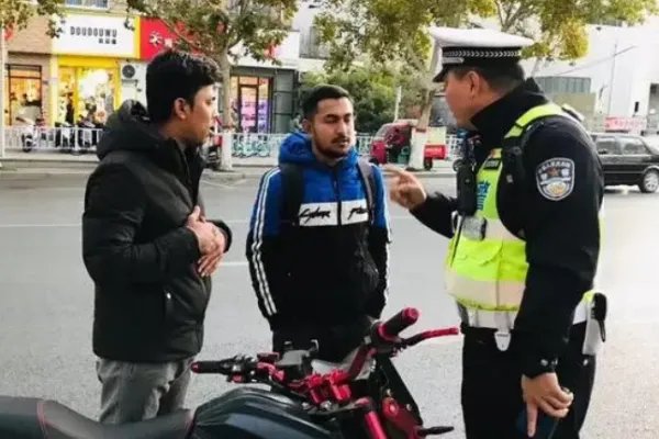 陕西一外籍男子骚扰女性被拘7日限期出境,如何看待此结果?