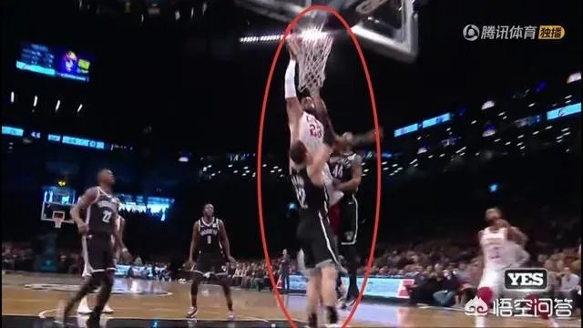 骑士VS篮网，詹姆斯中路隔着两人暴扣，起跳高度高出防守人一只手臂，怎么评价？