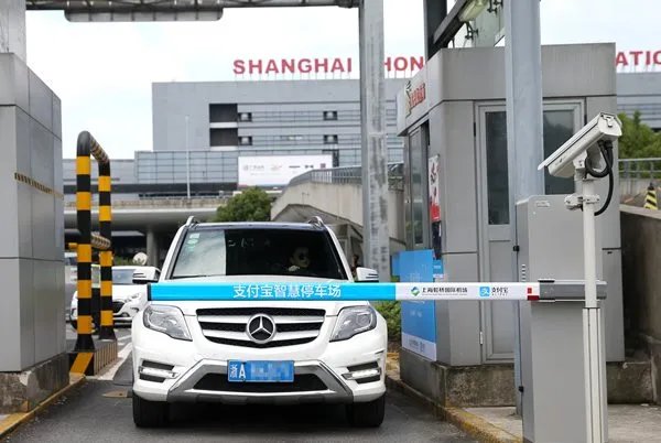 上高速走的是ETC，下高速走错了然后倒车到ETC出口，会扣分吗？