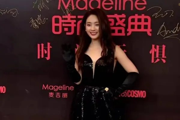 邢菲走红毯时假发片掉了，长期戴假发片会有什么影响么？