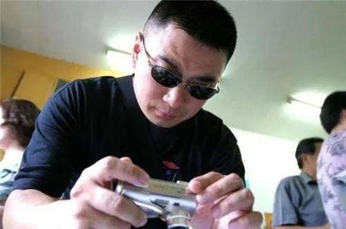 中国职业打假第一人，靠“假一赔三”25年赚千万家产，是谁？