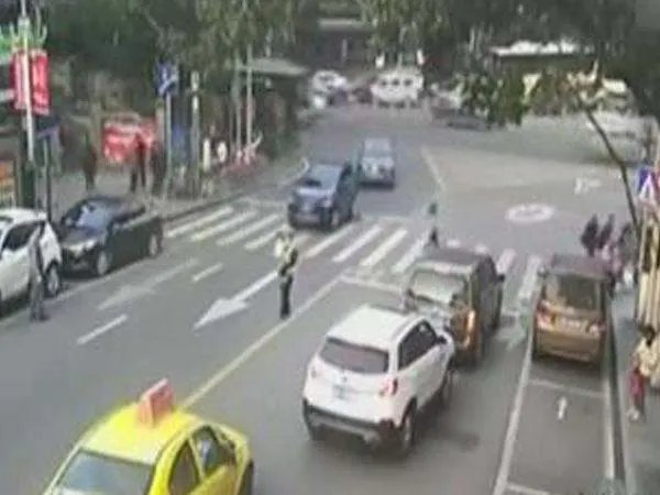 2岁女孩车流穿梭后果怎么样？