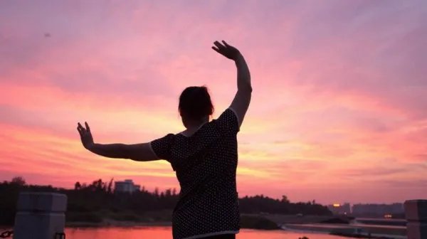 老人把共享单车当运动器材锻炼，应该制止这种行为吗？