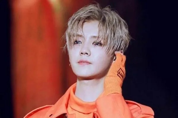 片酬过亿的一代偶像鹿晗，为何有追星界扛把子的称号？