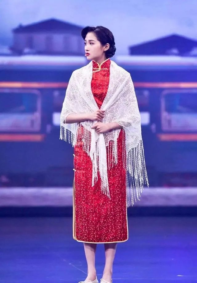 关晓彤穿旗袍好看吗？
