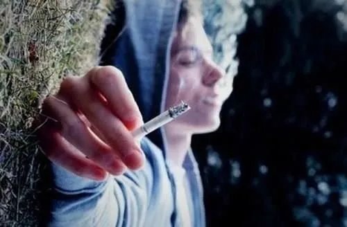 谁有黑白色抽烟颓废男头像 像这样的